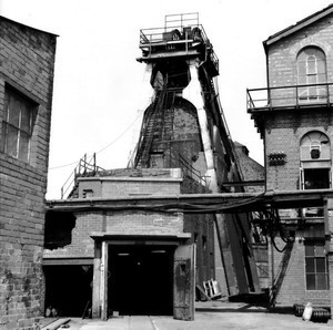 south pit-top 1975 -s bw
